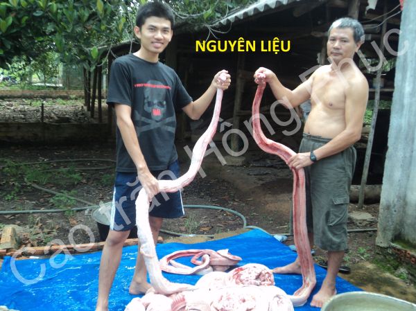 Xương trăn nguyên bộ được nhập về, mỗi lần nấu khoảng 100 kg. Sẽ thu được 5 kg. Tính ra sẽ là 2 kg Xương trăn sẽ cô được 100 gram cao trăn nhé các bạn 